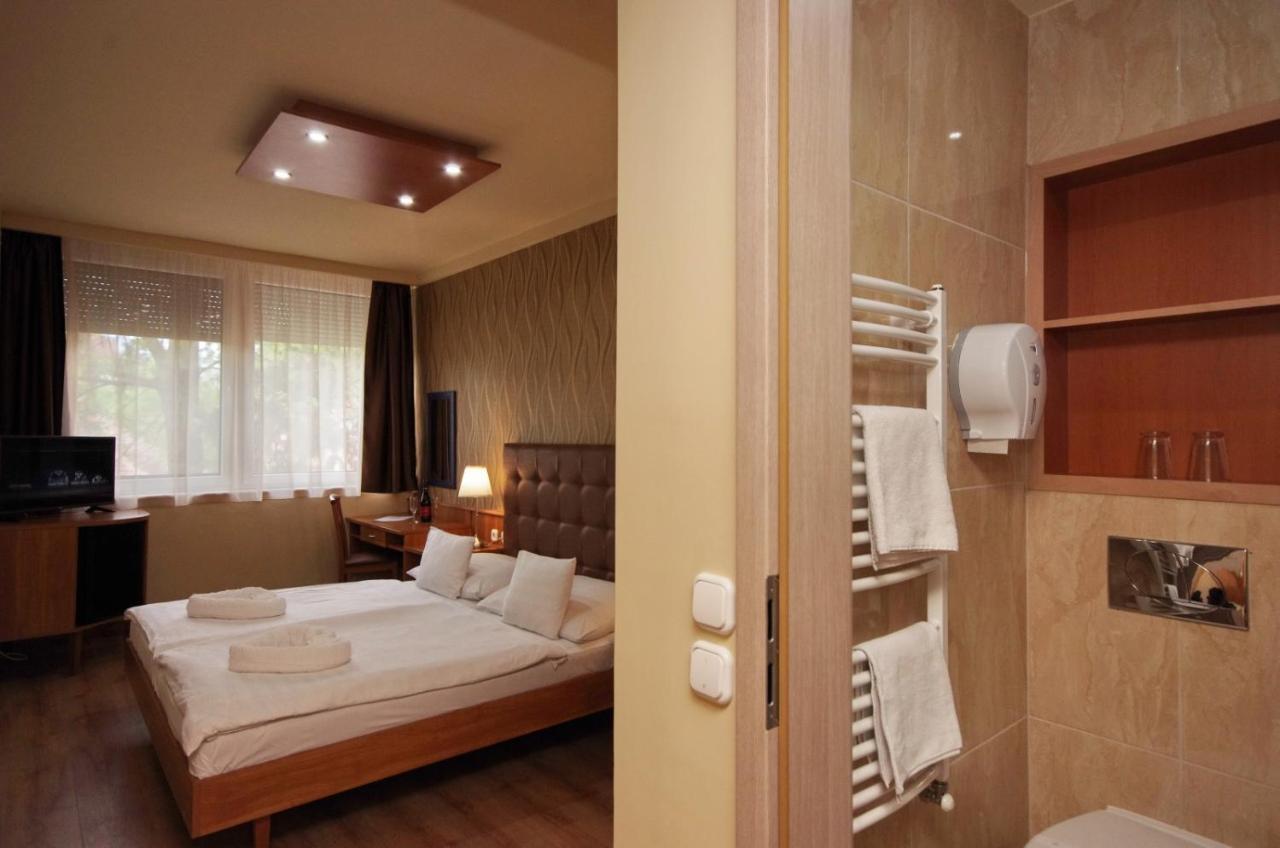 Aqua Hotel Дьюла Экстерьер фото