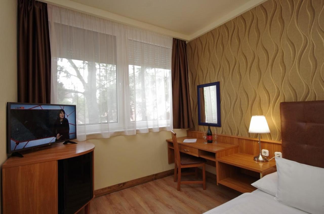 Aqua Hotel Дьюла Экстерьер фото