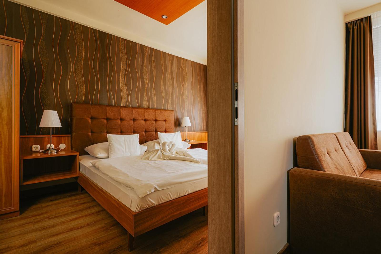 Aqua Hotel Дьюла Экстерьер фото