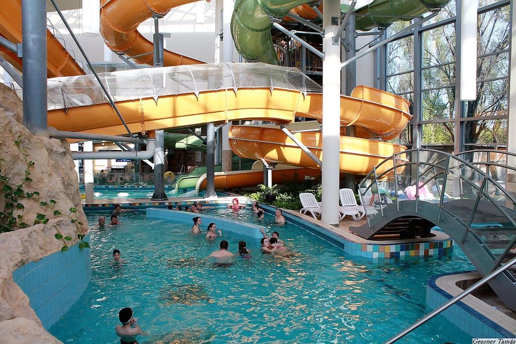 Aqua Hotel Дьюла Экстерьер фото